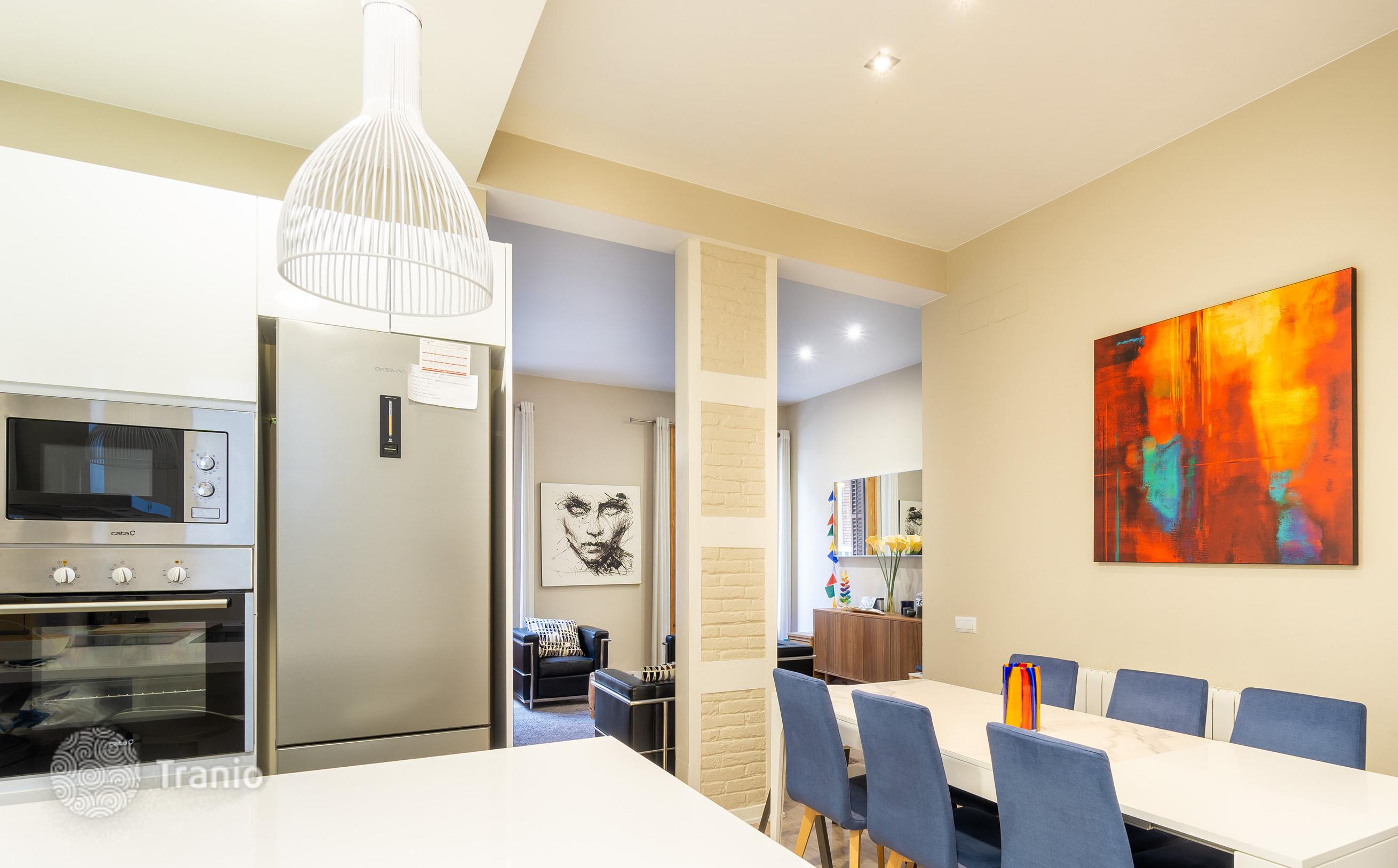 3-Bedroom Renovated Apartment with Balconies in Barcelona City Center, photo 4