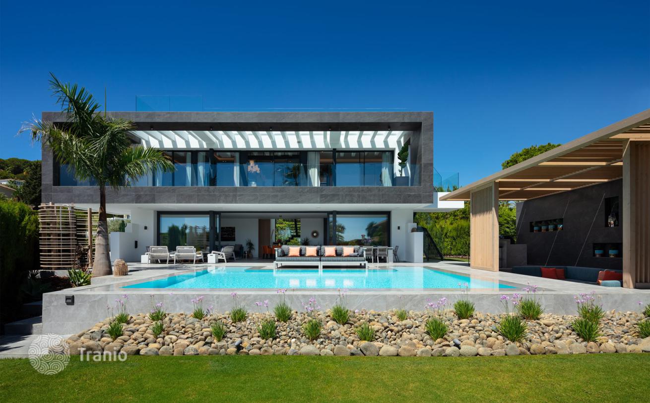 Modern Villa with Sea and Mountain Views in Nueva Andalucia, Marbella