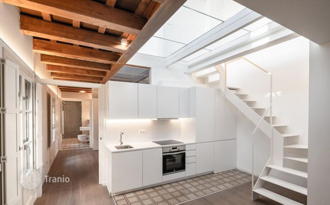 1–2-Bedroom Renovated Apartments with Cathedral View in Barcelona