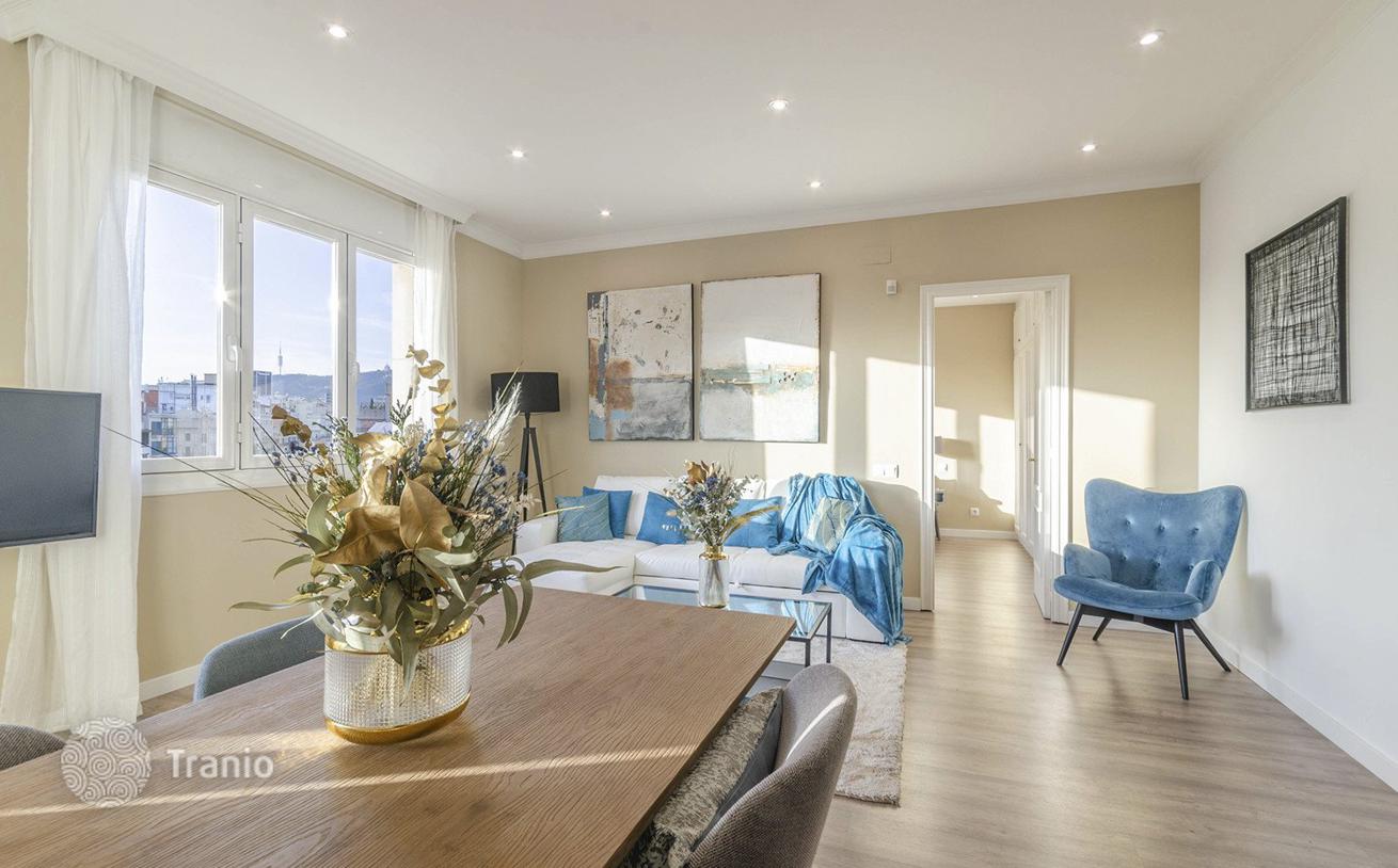 2-Bedroom Penthouse with City View in Barcelona, photo 2