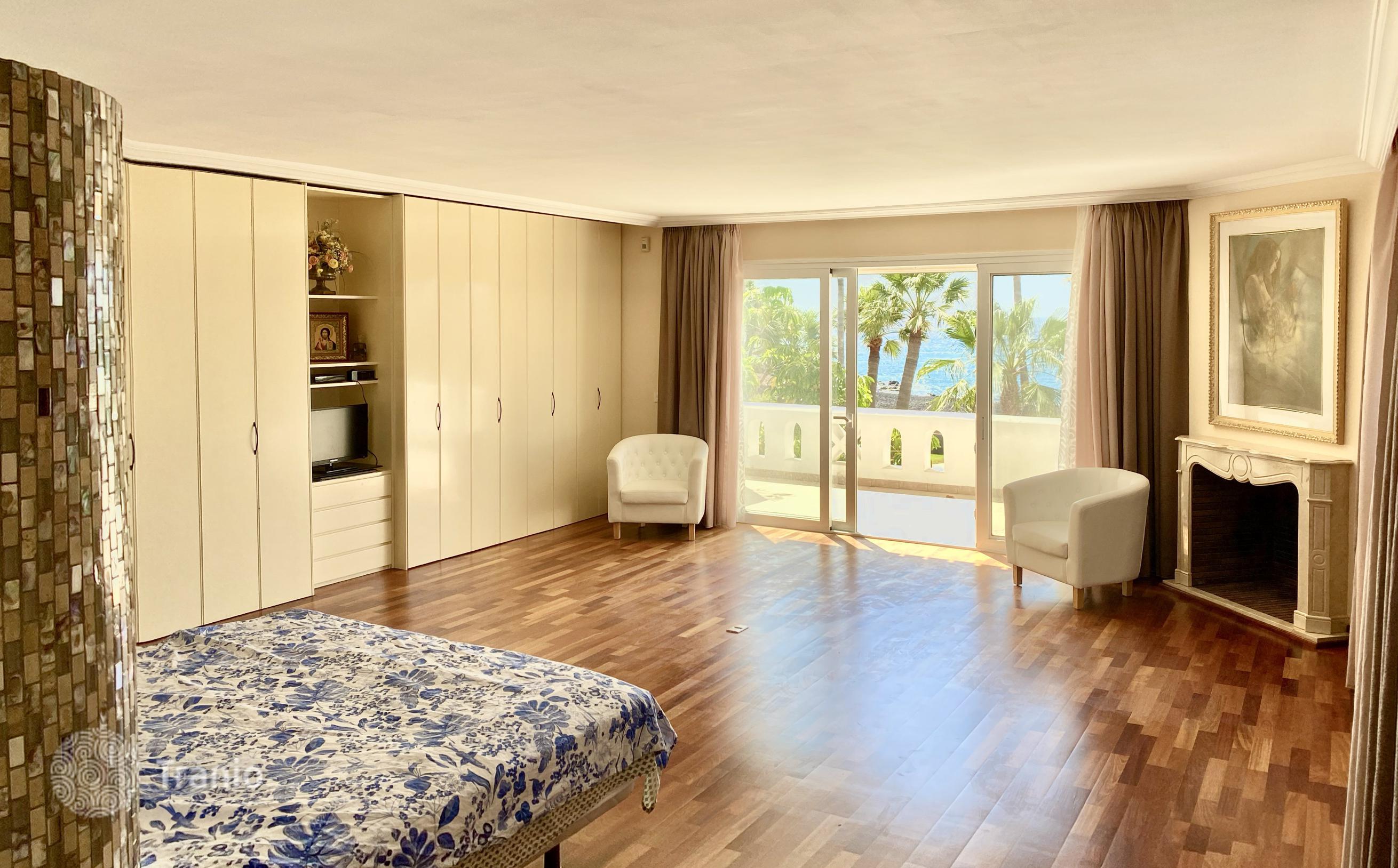 3-Bedroom Luxury Villa with Two Pools and Hot Tub on Beachfront in Golf del Sur, photo 3