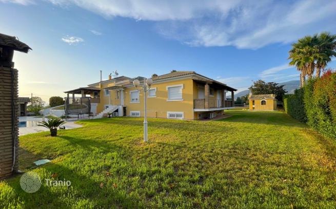 Двухэтажная вилла с бассейном, садом и паркингом рядом с морем в Каламате, Пелопоннес, Греция, фото 5