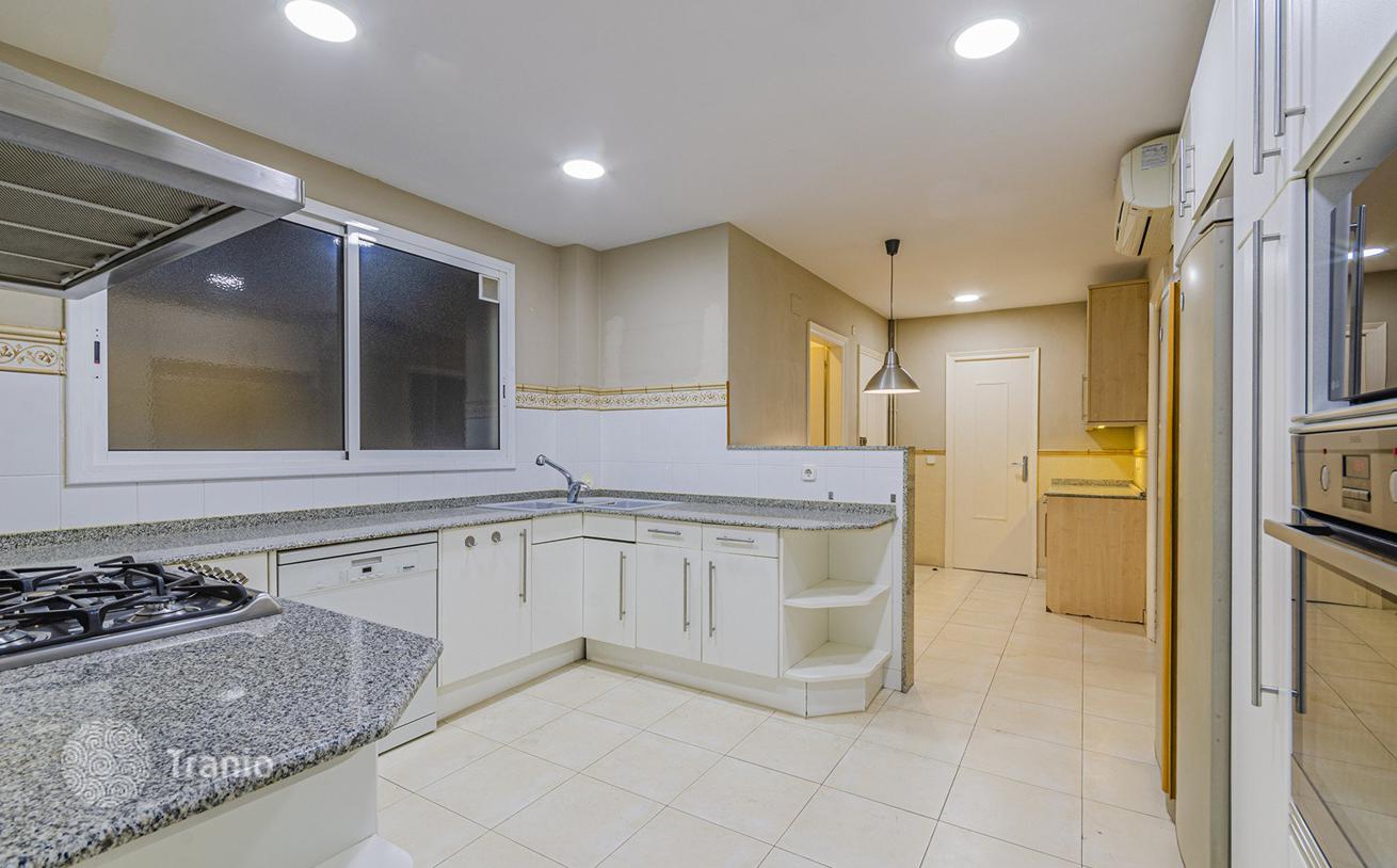 4-Bedroom Apartment with Terrace in San Gervasi, Barcelona, photo 2