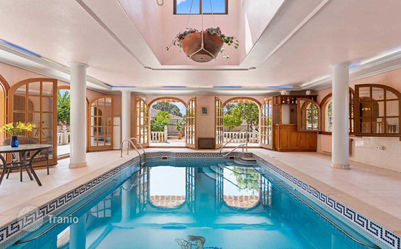 3-Bedroom Villa with Private Pool in Torrevieja, Alicante, photo 2