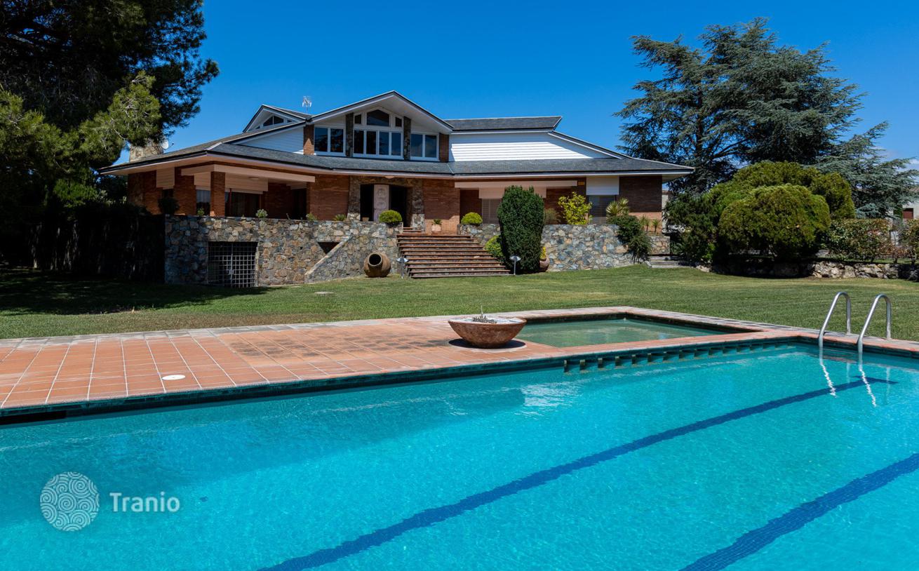 4-Bedroom Townhouse with Private Pool in Montornès del Vallès