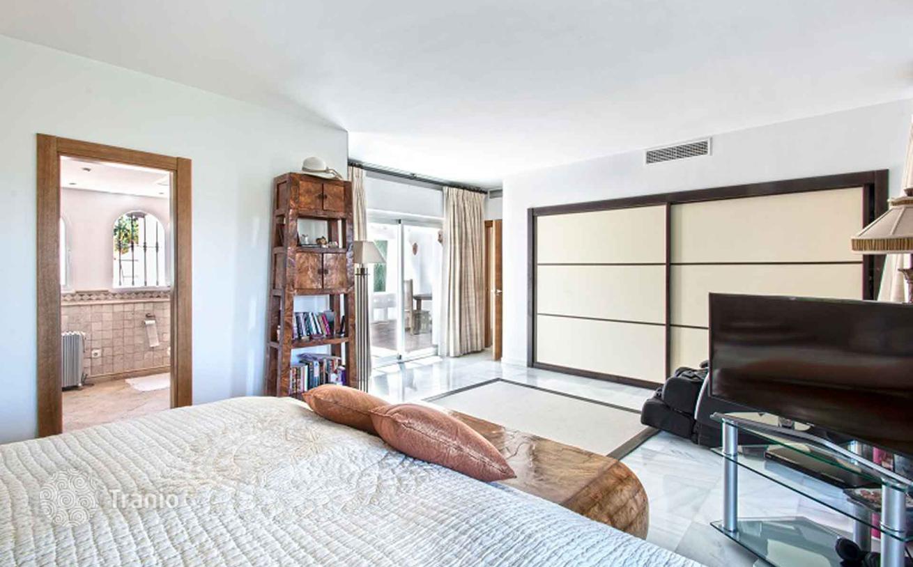 5-Bedroom Villa with Private Pool and Golf Views in Nueva Andalucia, Spain, photo 4