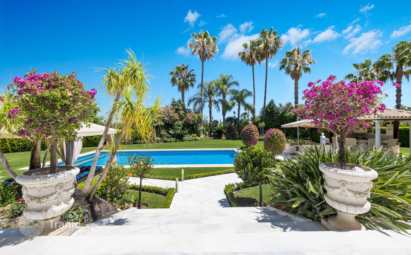 Luxury Villa with Home Theater and Pool in Marbella, photo 2