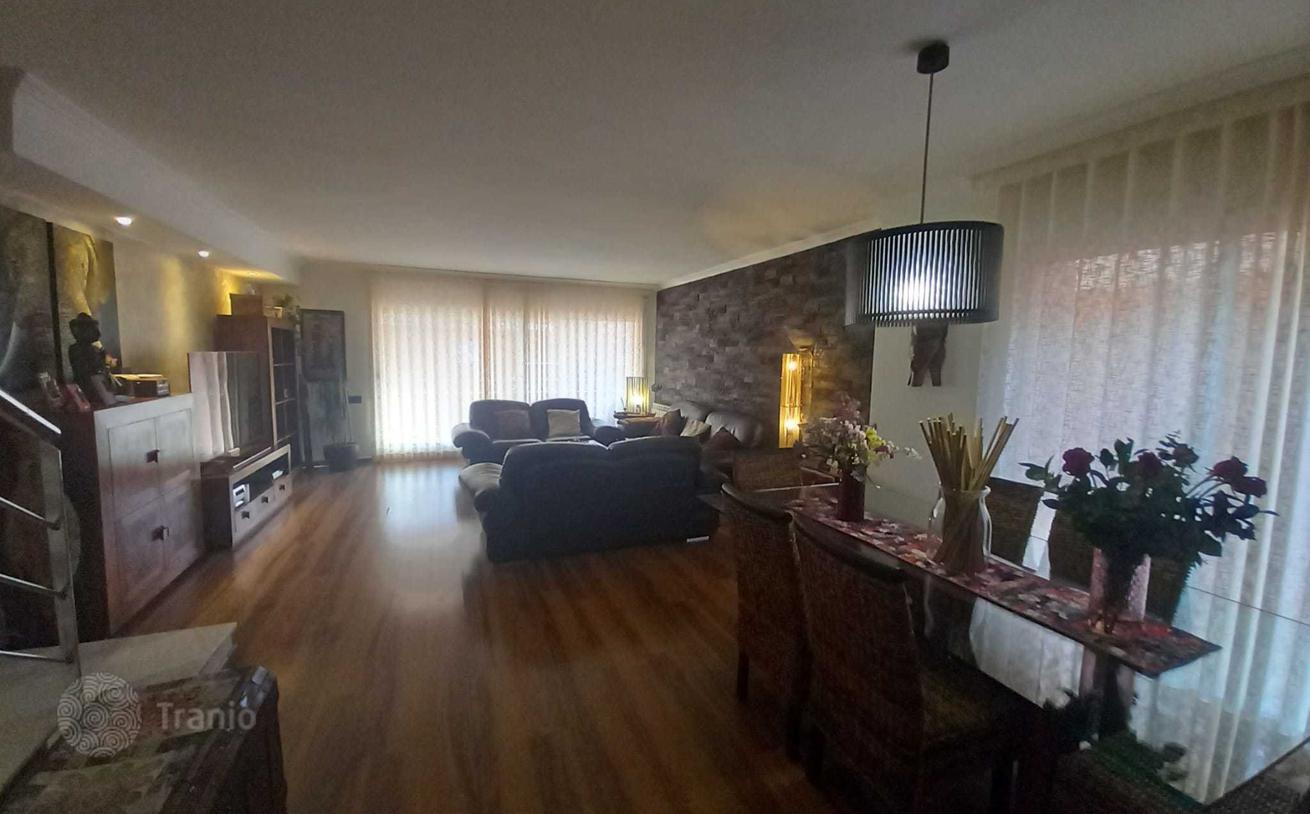 4-Bedroom House with Private Pool and Sea View in Badalona