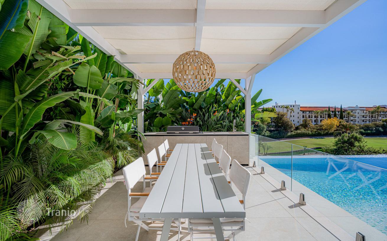 Modern Villa with Private Pool in El Herrojo, Benahavís, photo 2