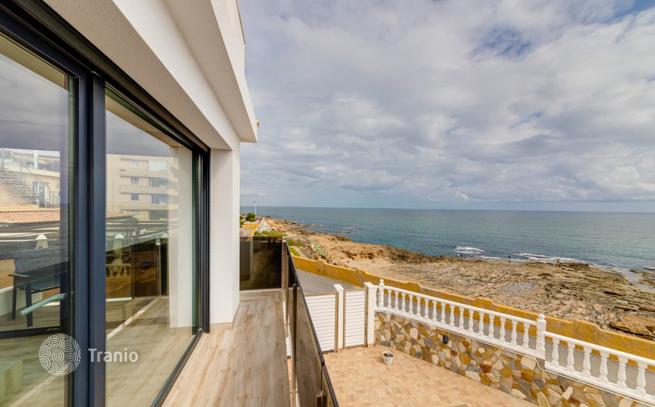 4-Bedroom Beachfront Villa with Private Pool in Torrevieja, Alicante, photo 5