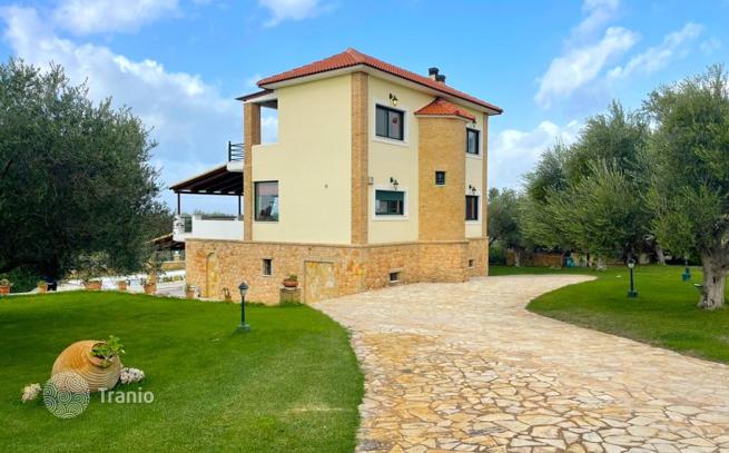 3-Bedroom Villa 400 m from the Beach on the Peloponnese