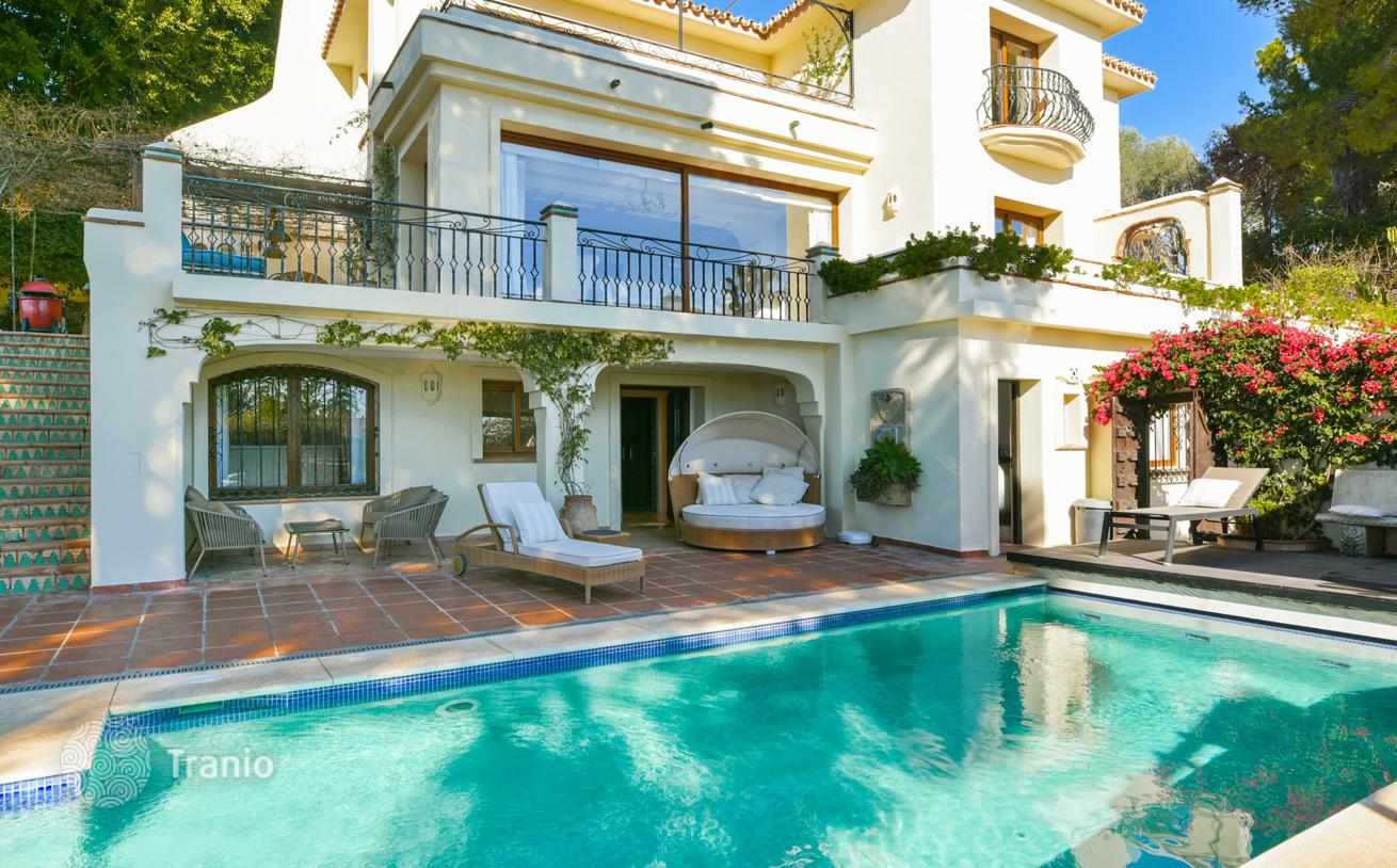 5-Bedroom Villa with Heated Pool and Garden near the Beach in Rio Real, Marbella