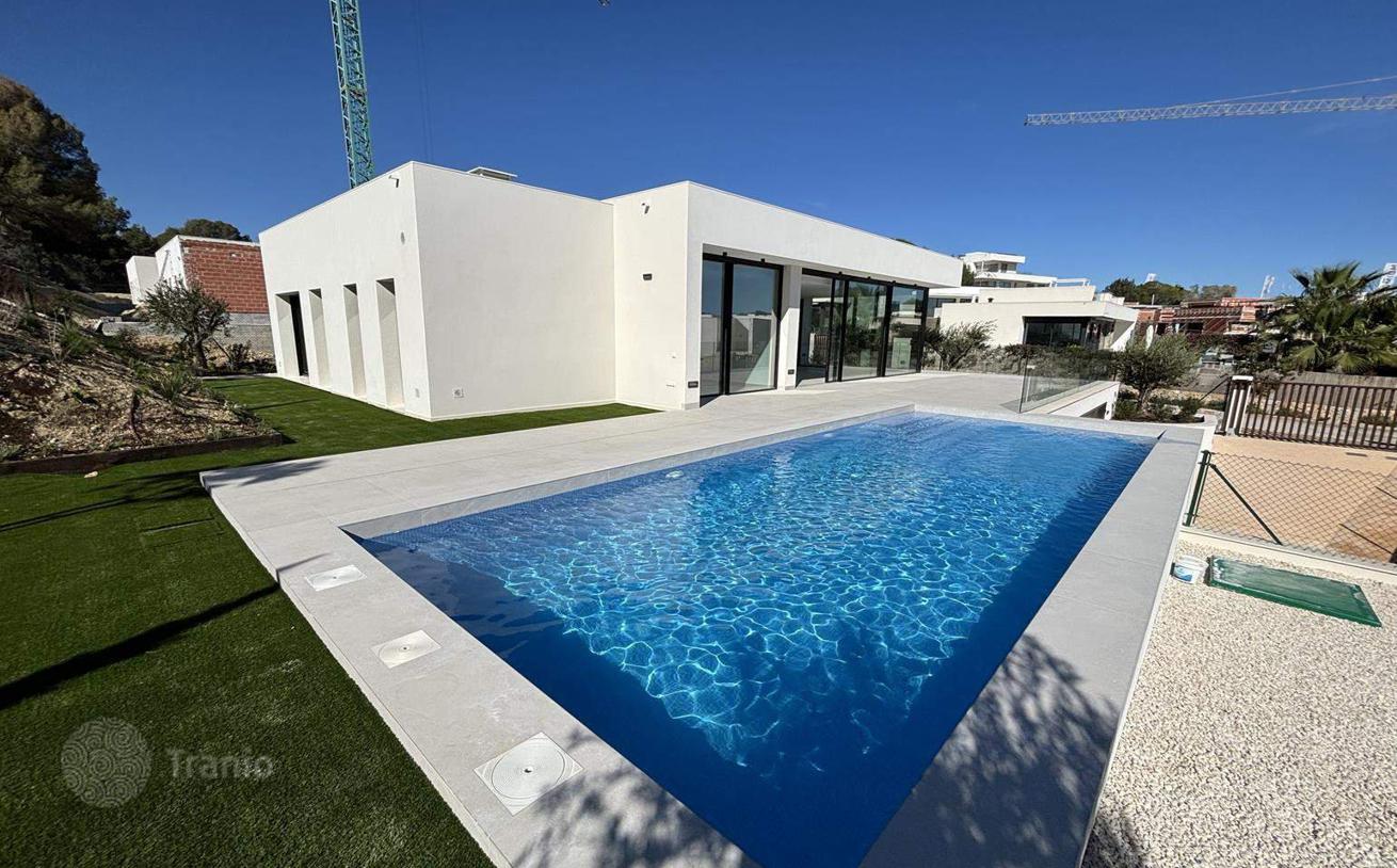 3-Bedroom Villa with Private Pool in Torrevieja, photo 3