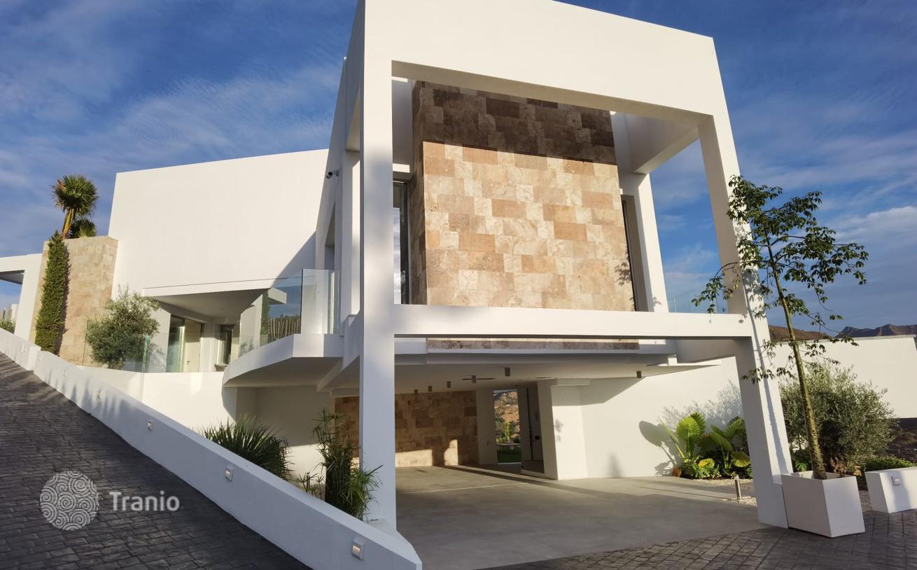 Modern Villa with Golf Course Views in East Marbella
