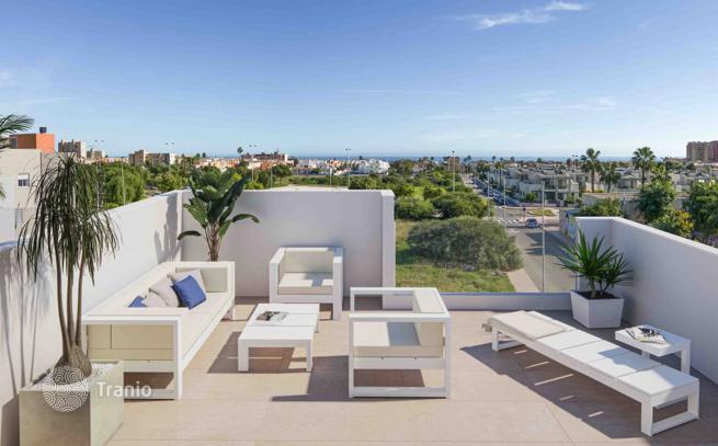 3-Bedroom Villa with Private Pool in Torrevieja, Alicante, photo 2