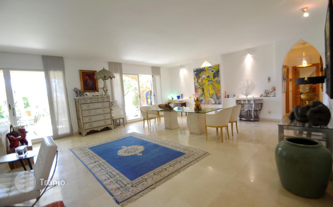 4-Bedroom Apartment with Private Garden in Estepona, photo 2