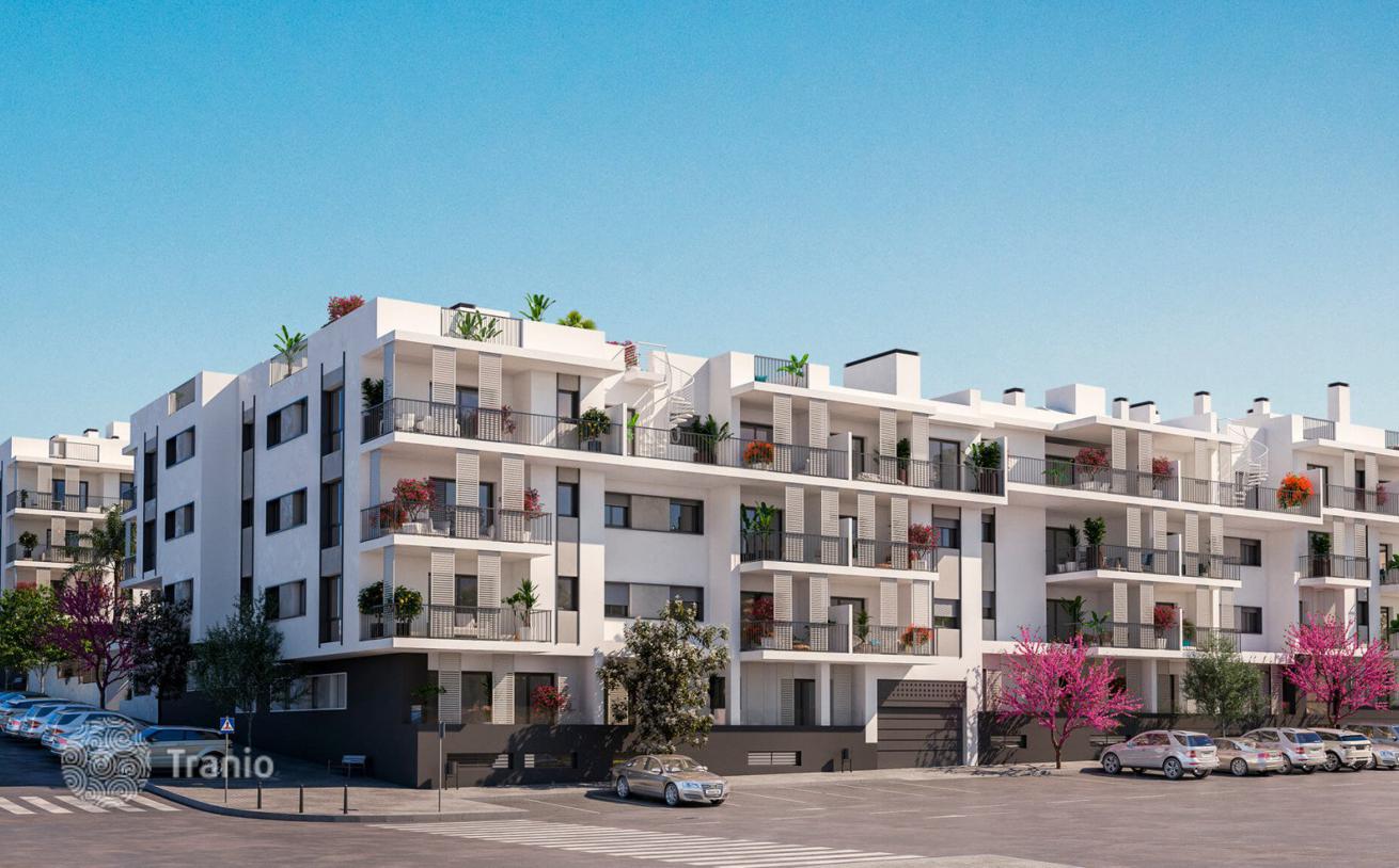 3-Bedroom Apartment with Pool in Estepona