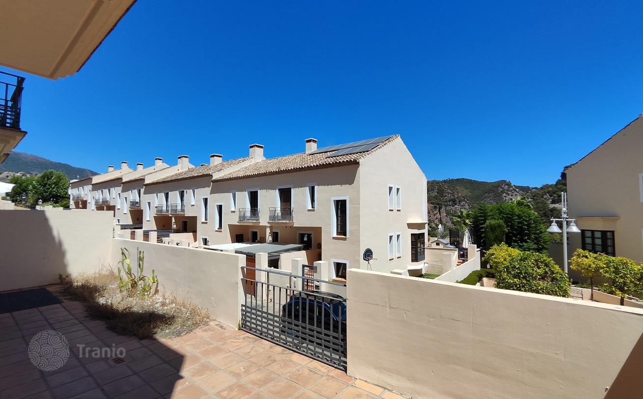 2-Bedroom Townhouse in Benahavis, photo 4