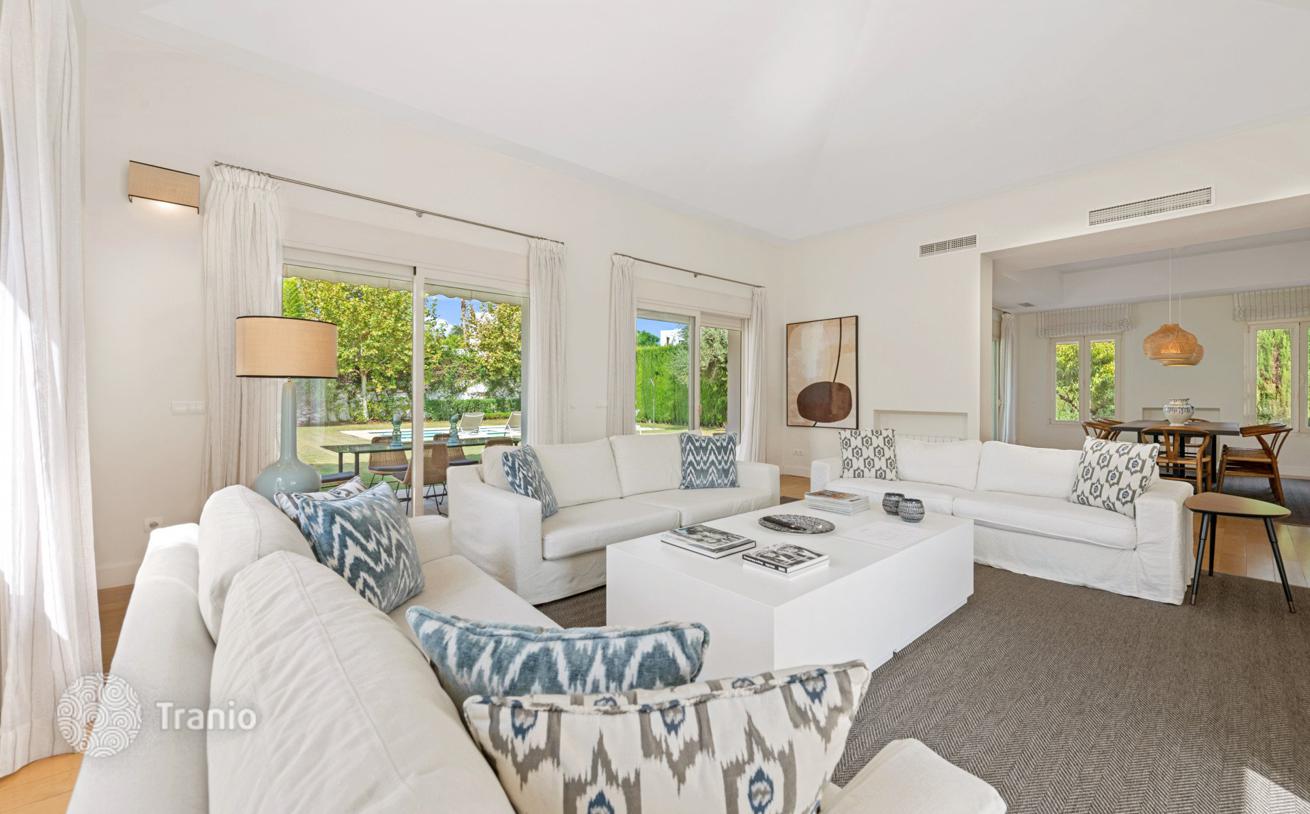 5-Bedroom Villa with Private Pool and Garden in Altos de Puente Romano, Marbella, photo 4