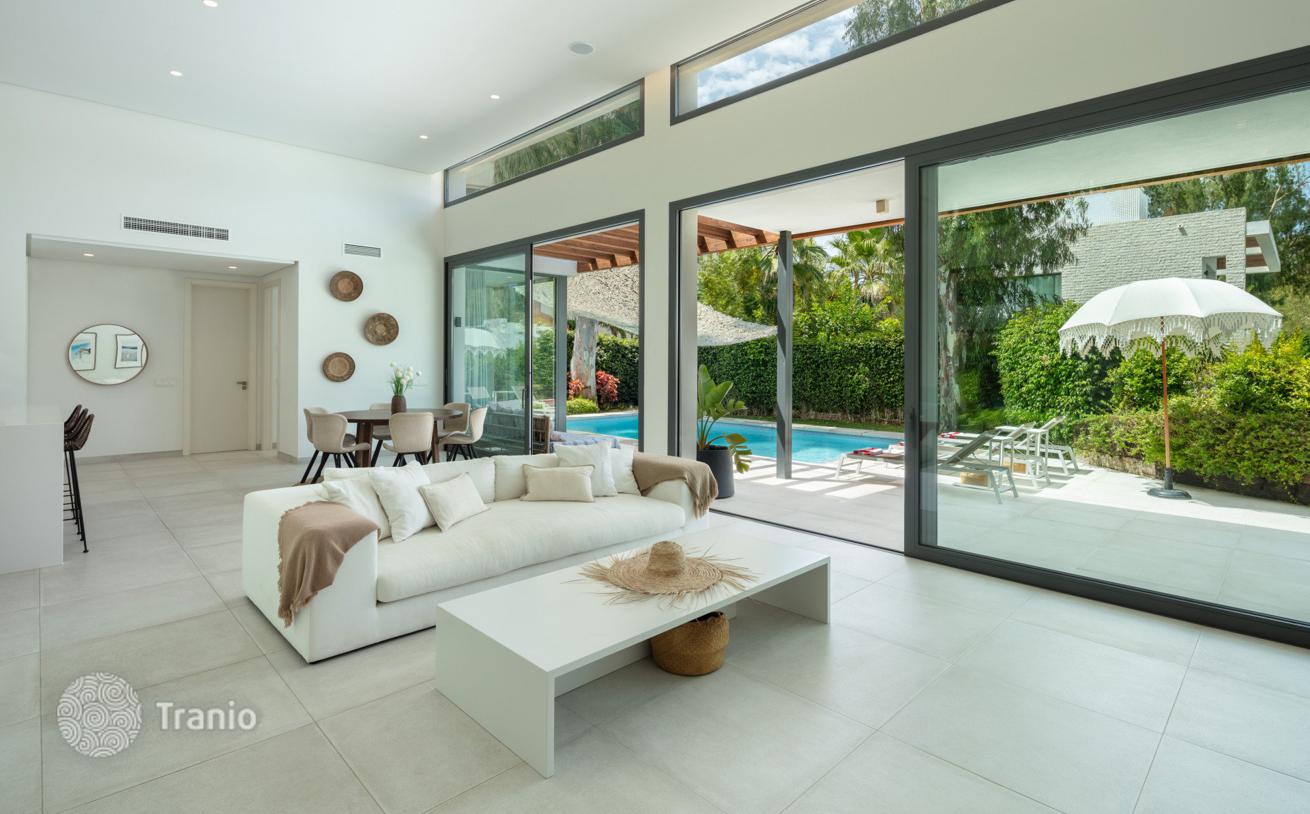 3-Bedroom Villa with Private Pool in Arboleda, Estepona, photo 4