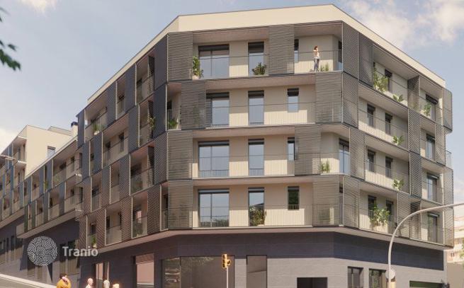 New Apartments with Shared Pool in El Guinardo, Barcelona