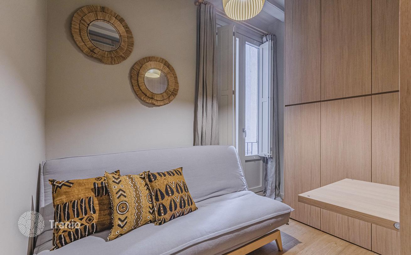 2-Bedroom Apartment with Balconies in El Born, Barcelona, photo 2