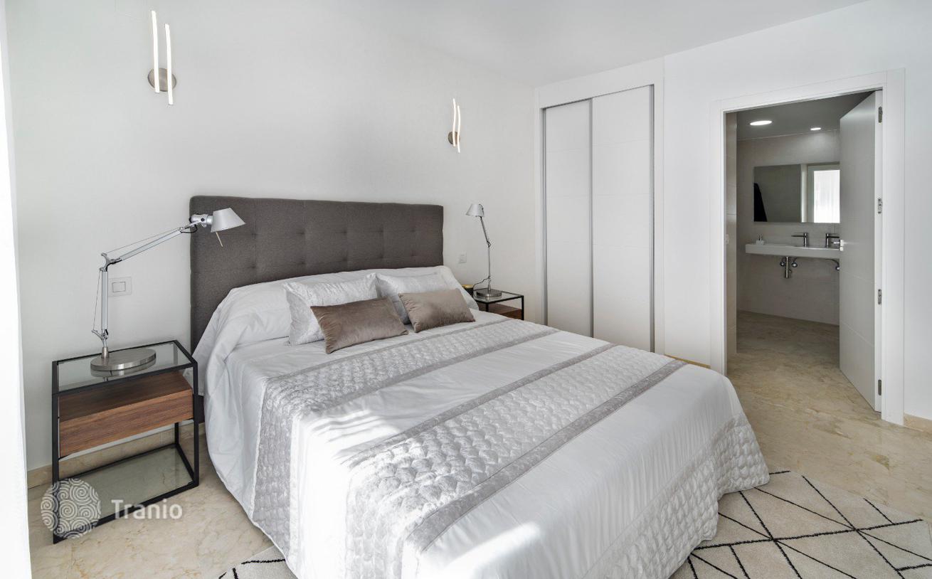 2-Bedroom Apartment with Sea View in Torrevieja, Spain, photo 2