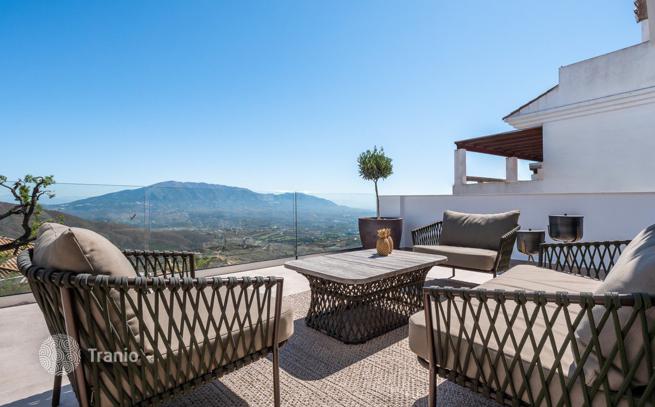Modern Townhouse with Large Terraces and Garden in Marbella