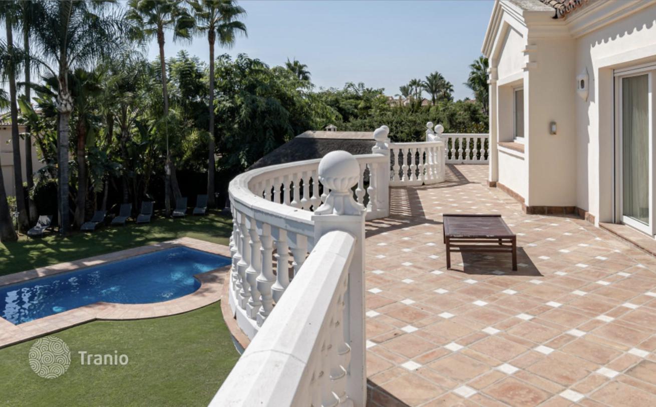 6-Bedroom Villa with Garden in Marbella, photo 4