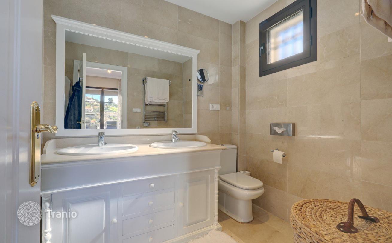 2-Bedroom Apartment in Benahavís, Spain, photo 2