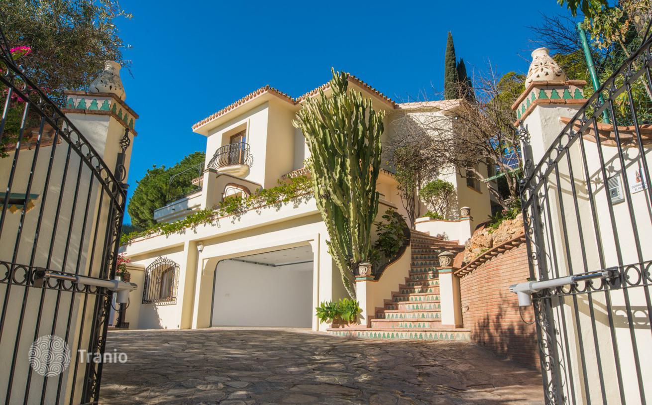 5-Bedroom Villa with Heated Pool and Garden near the Beach in Rio Real, Marbella, photo 4
