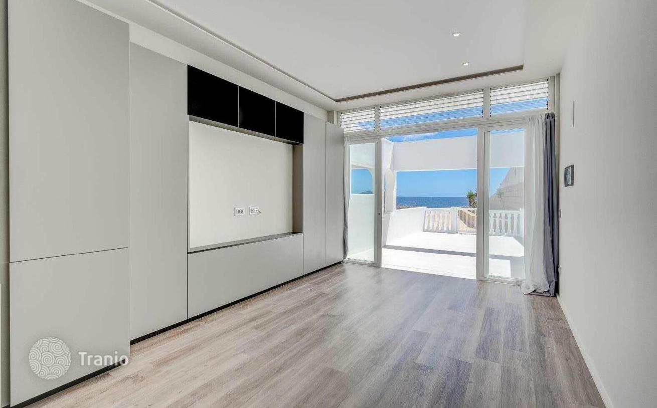 Beachfront 1-Bedroom Apartment with Sea View in Tenerife, photo 3