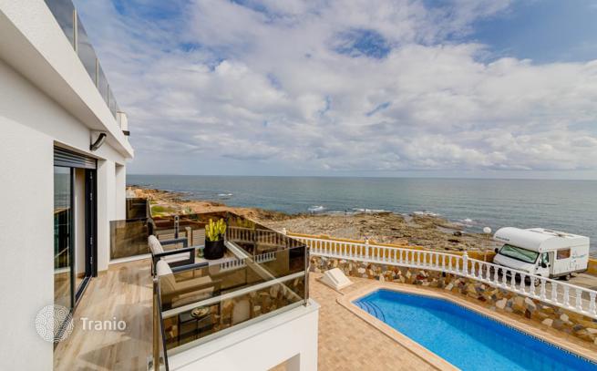 4-Bedroom Beachfront Villa with Private Pool in Torrevieja, Alicante, photo 2
