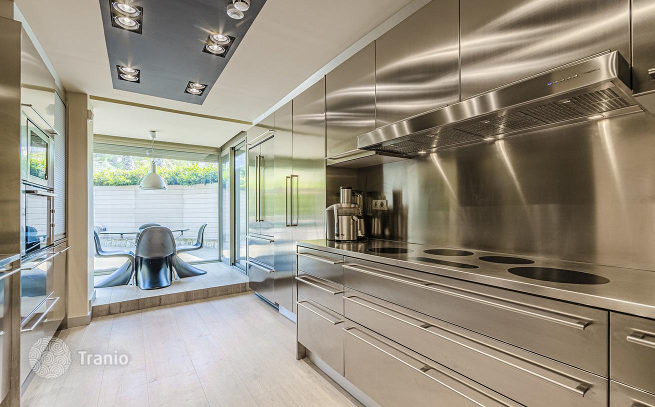 2-Bedroom Apartment with Private Pool and Garden in Barcelona