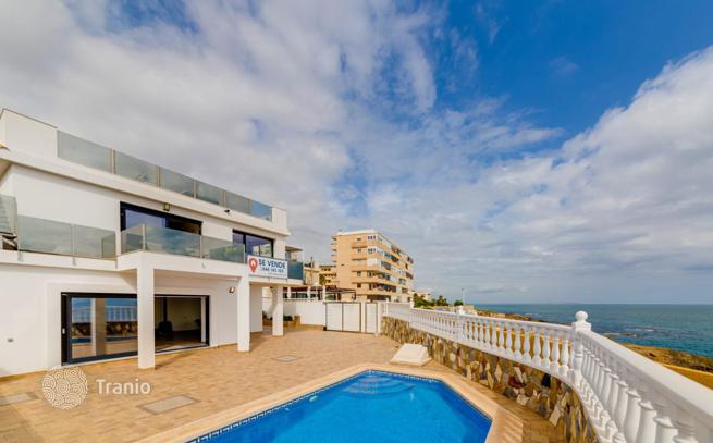 4-Bedroom Beachfront Villa with Private Pool in Torrevieja, Alicante