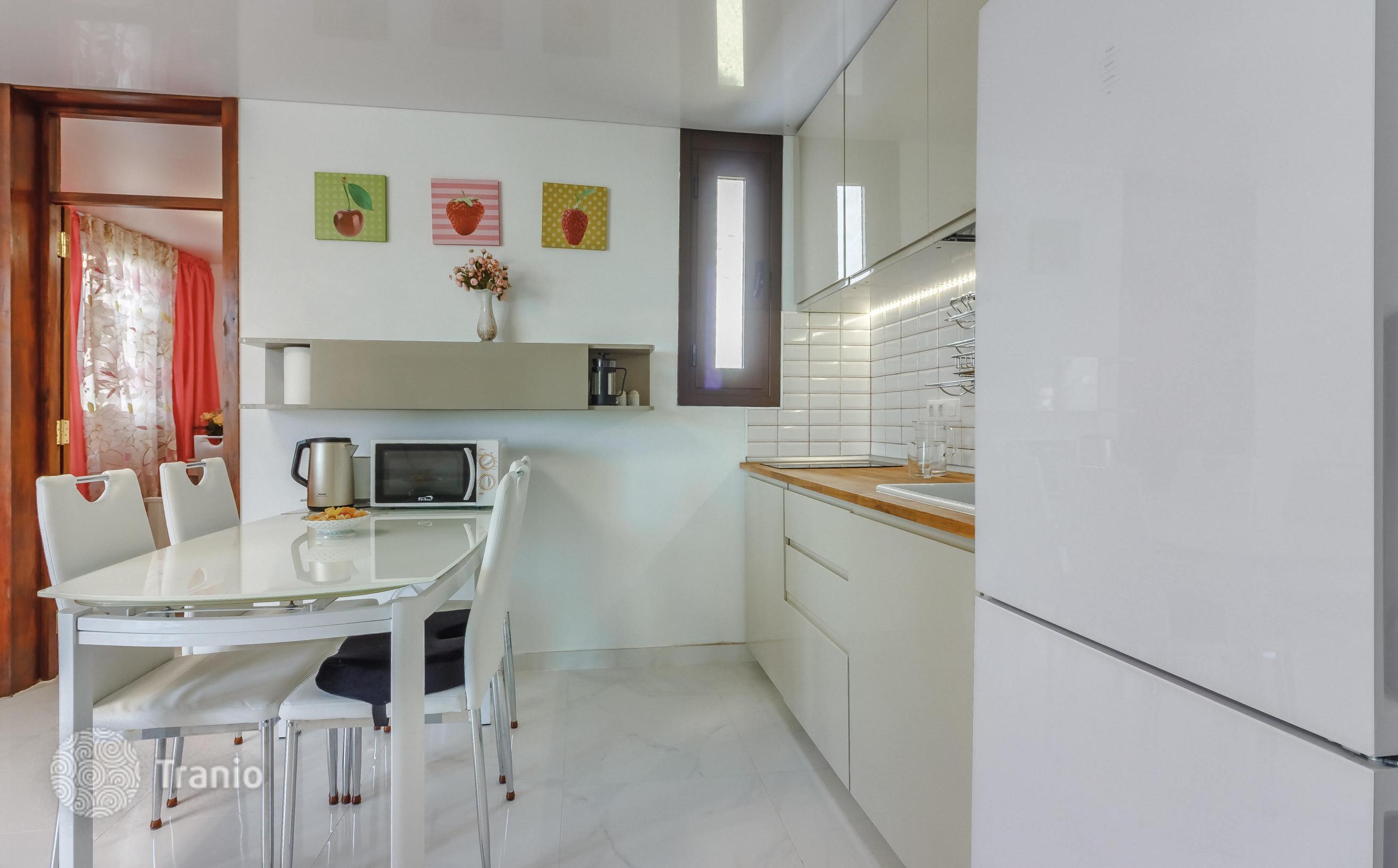 2-Bedroom Apartment with Shared Pool in Playa de las Americas, Tenerife, photo 2