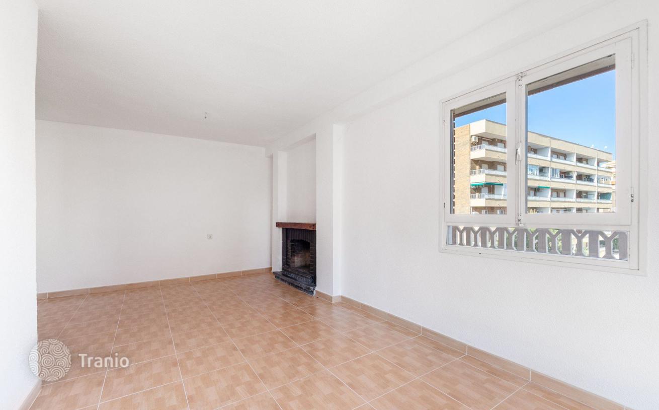 2-Bedroom Apartment with Spacious Terrace 300 m from the Beach in Torrevieja, photo 3