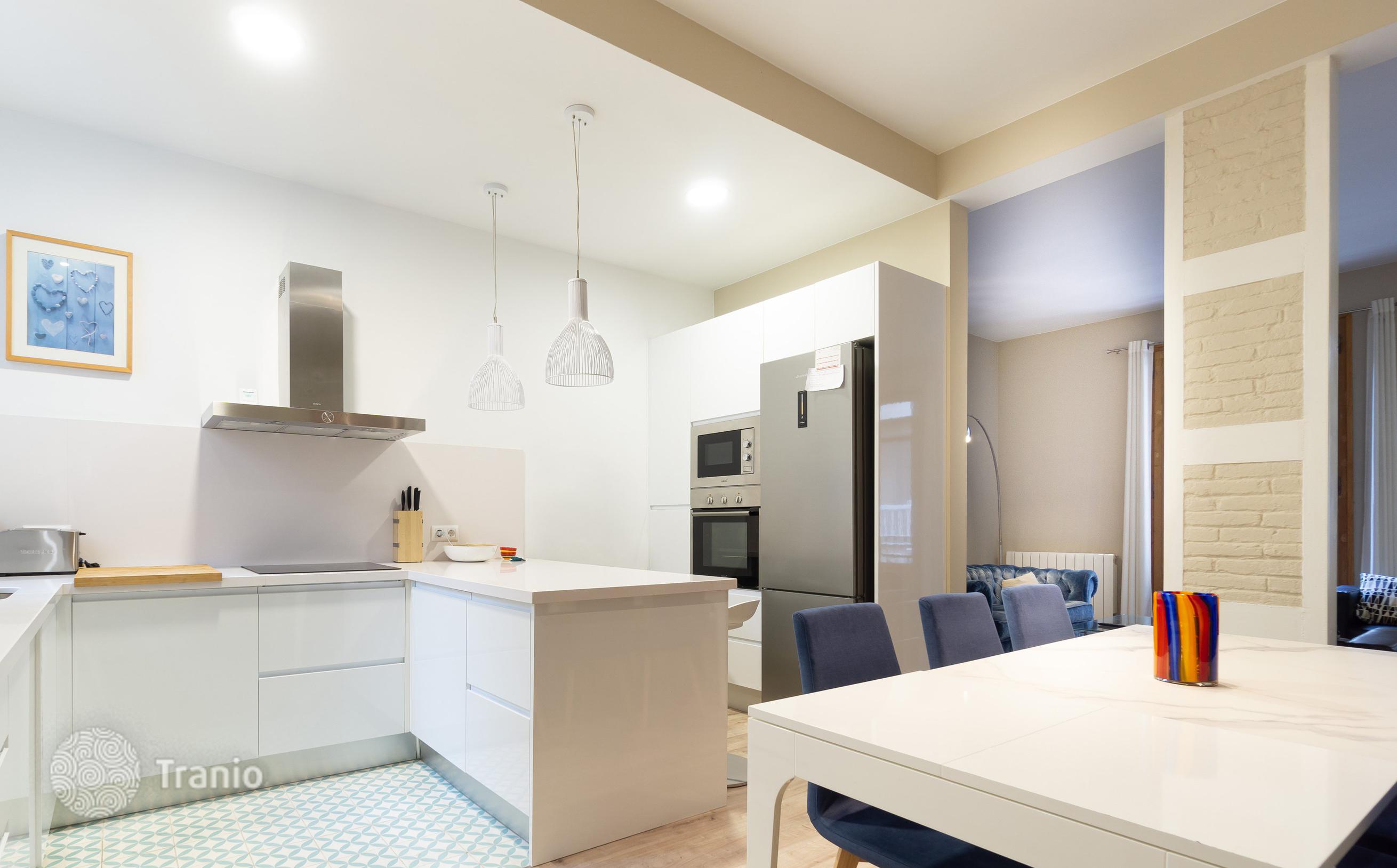 3-Bedroom Renovated Apartment with Balconies in Barcelona City Center, photo 5