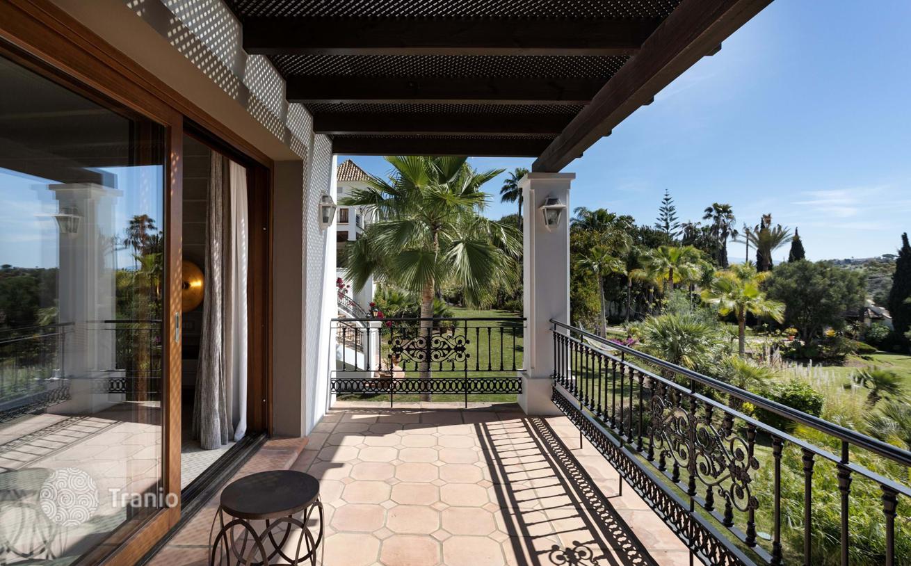 15-Bedroom Villa with Guest House and Staff Quarters in El Paraiso Alto, Benavista