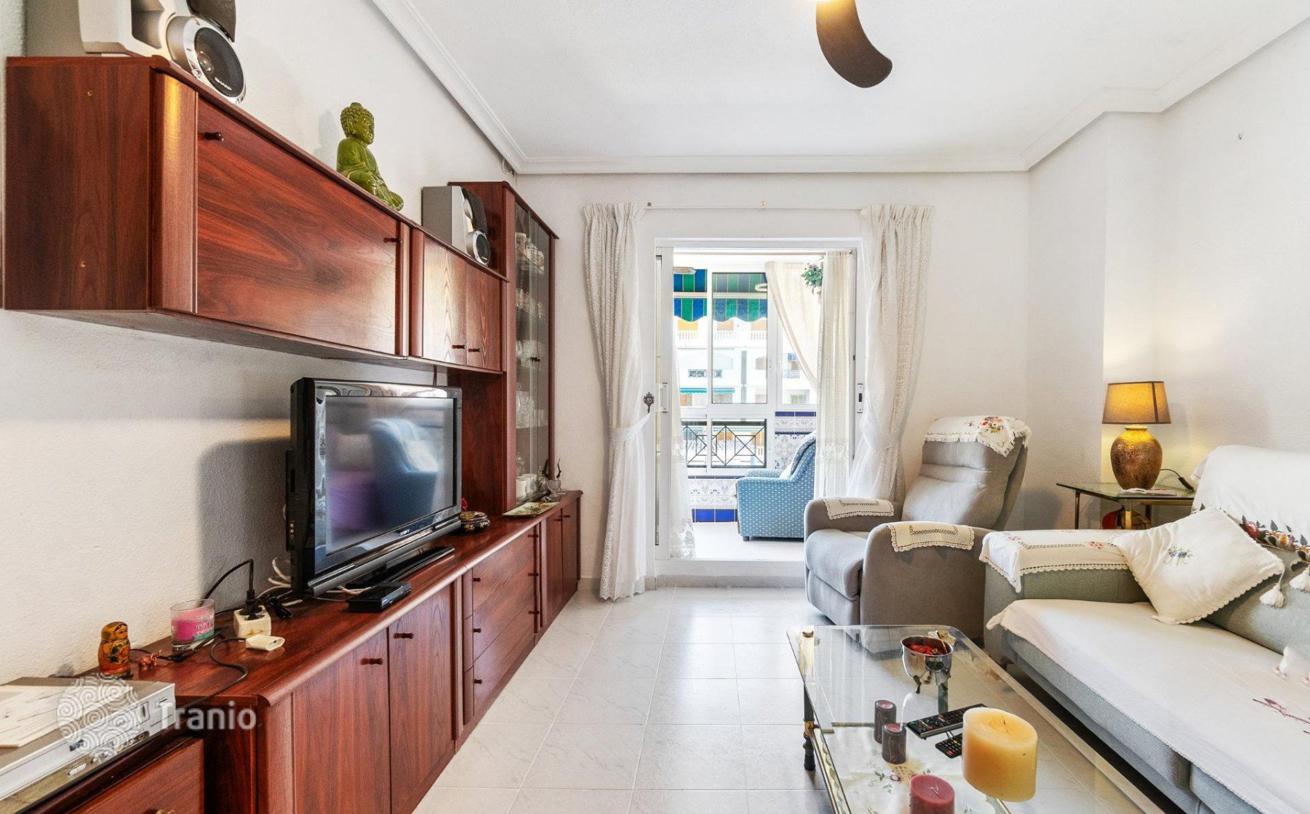 2-Bedroom Apartment 300 m from the Beach in Torrevieja, Valencia, photo 5