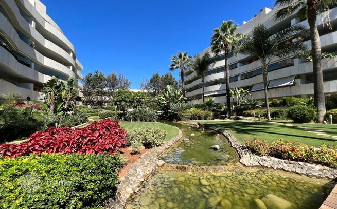 1-Bedroom Apartment with Private Garage in El Embrujo de Banus, Marbella