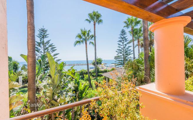 Luxury 2-Level Beachfront Apartment in Puerto Banus, Marbella, photo 2
