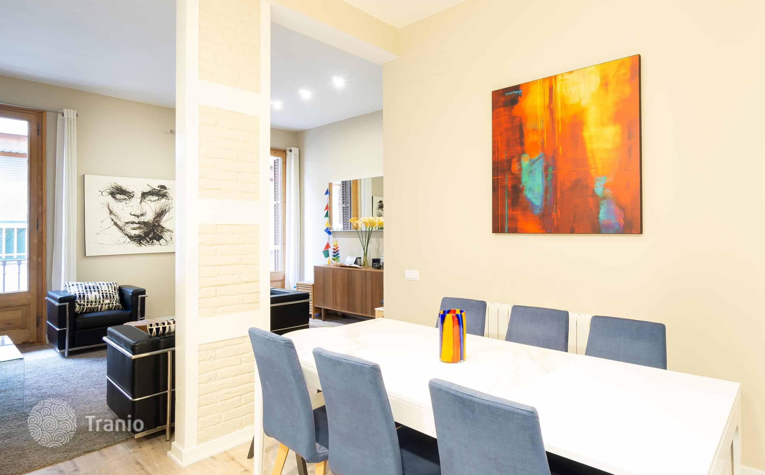 3-Bedroom Renovated Apartment with Balconies in Barcelona City Center, photo 3