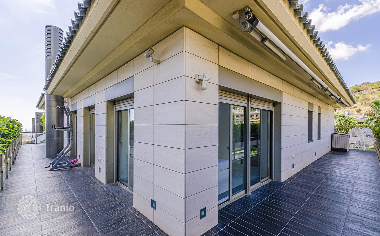 3-Bedroom Penthouse with Terrace in Barcelona