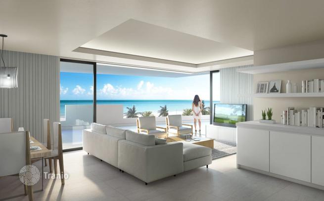 Luxury Beachfront Apartments with Pool and Tennis Court in Estepona