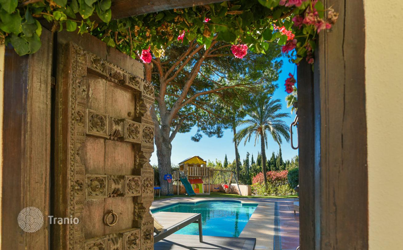 5-Bedroom Villa with Heated Pool and Garden near the Beach in Rio Real, Marbella, photo 3