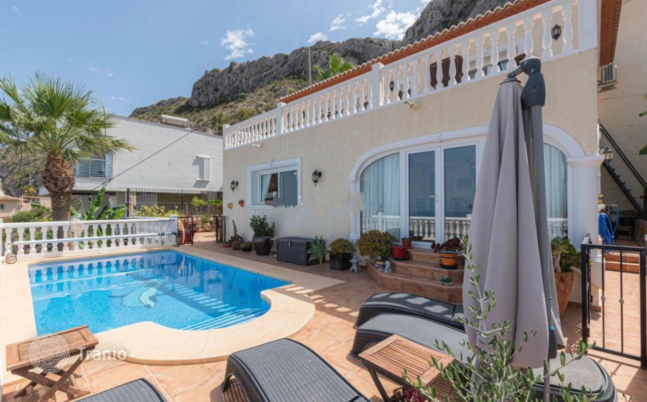 3-Bedroom House with Private Pool in Calpe