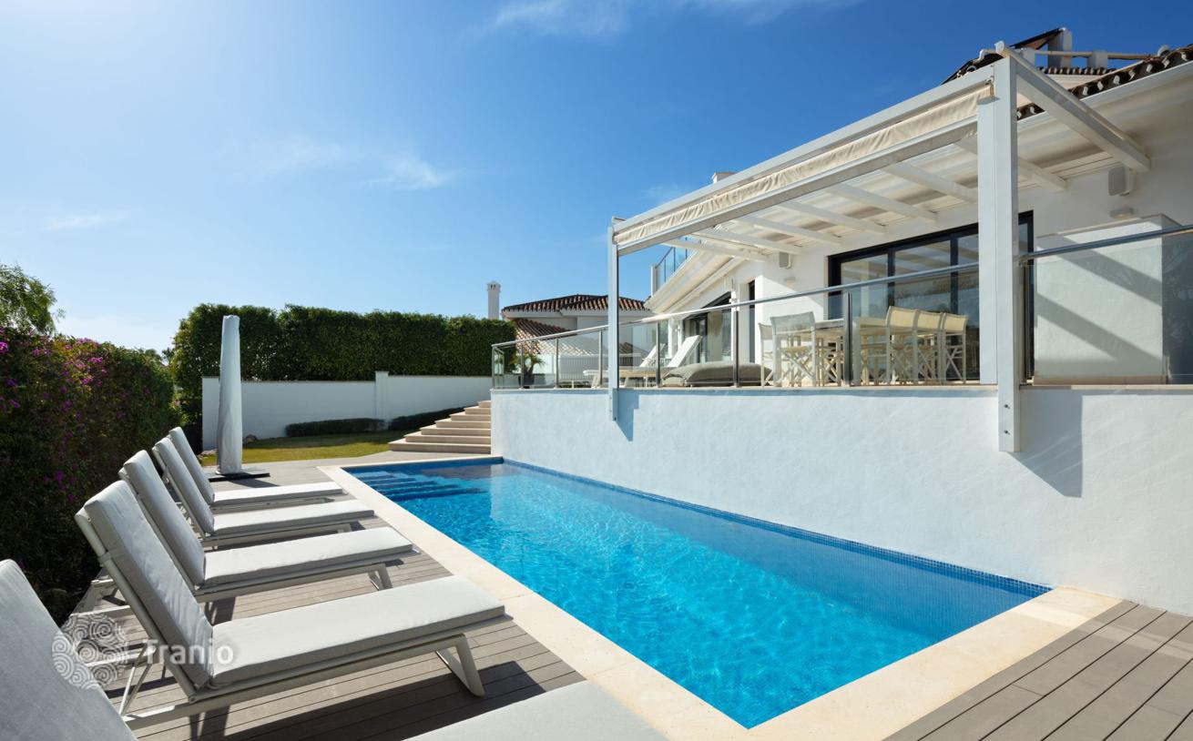 Spacious Villa with Private Pool and Sauna in Nueva Andalucia, Marbella
