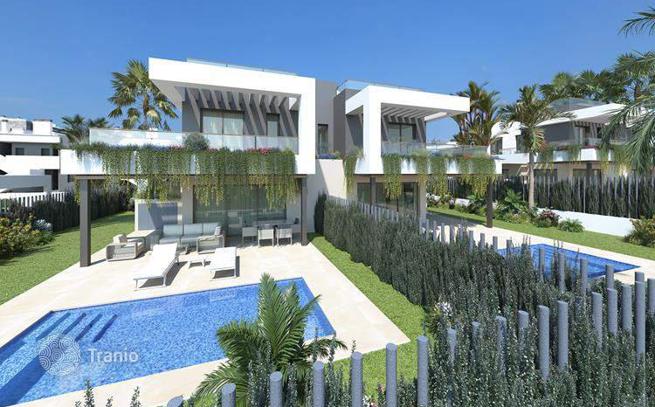 3-Bedroom Villa with Roof Terrace in Torrevieja