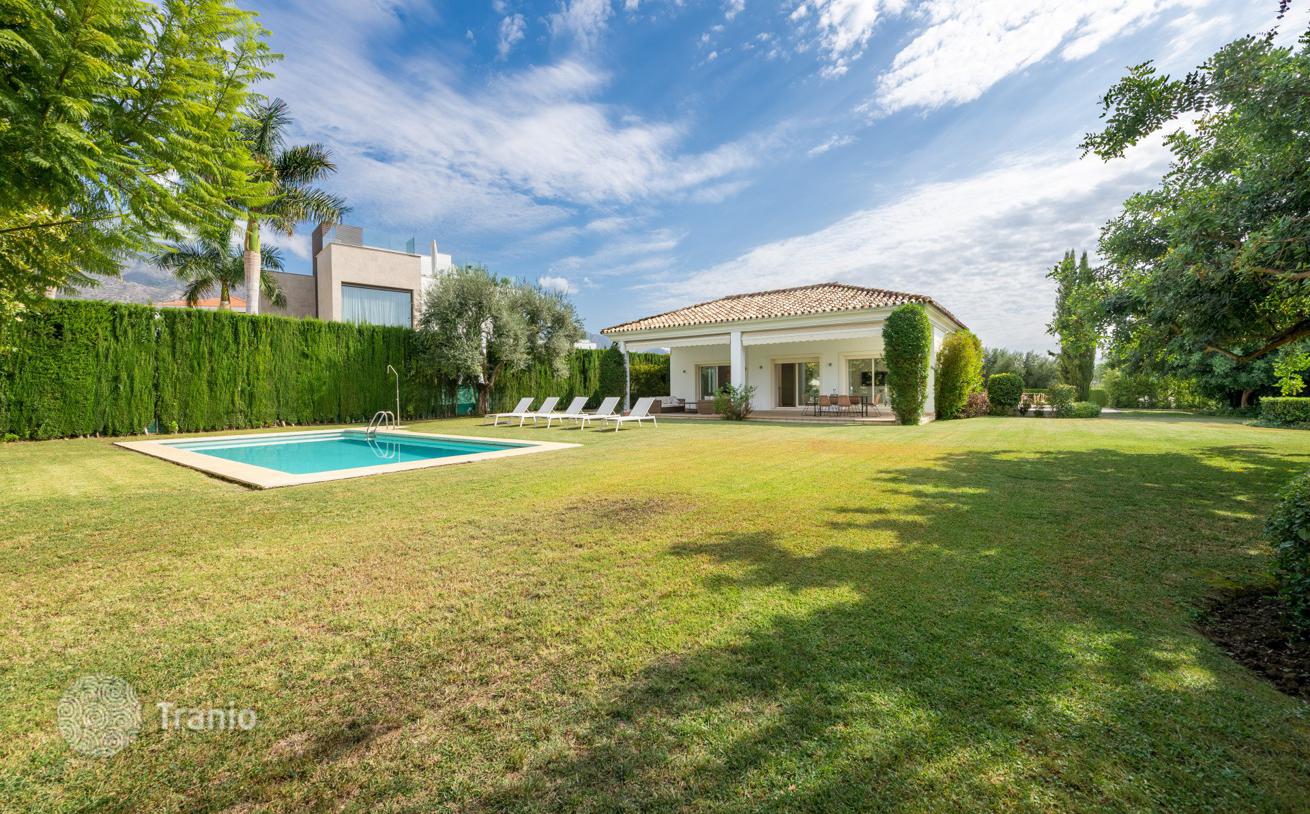 5-Bedroom Villa with Private Pool and Garden in Altos de Puente Romano, Marbella, photo 3